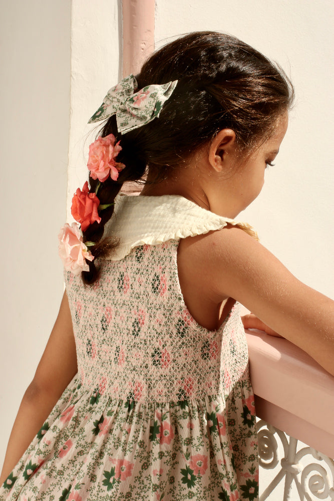 Top with American armholes and bow barrette