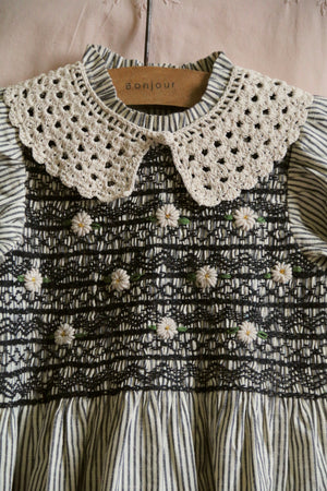 Handsmock blouse with crochet collar black stripe