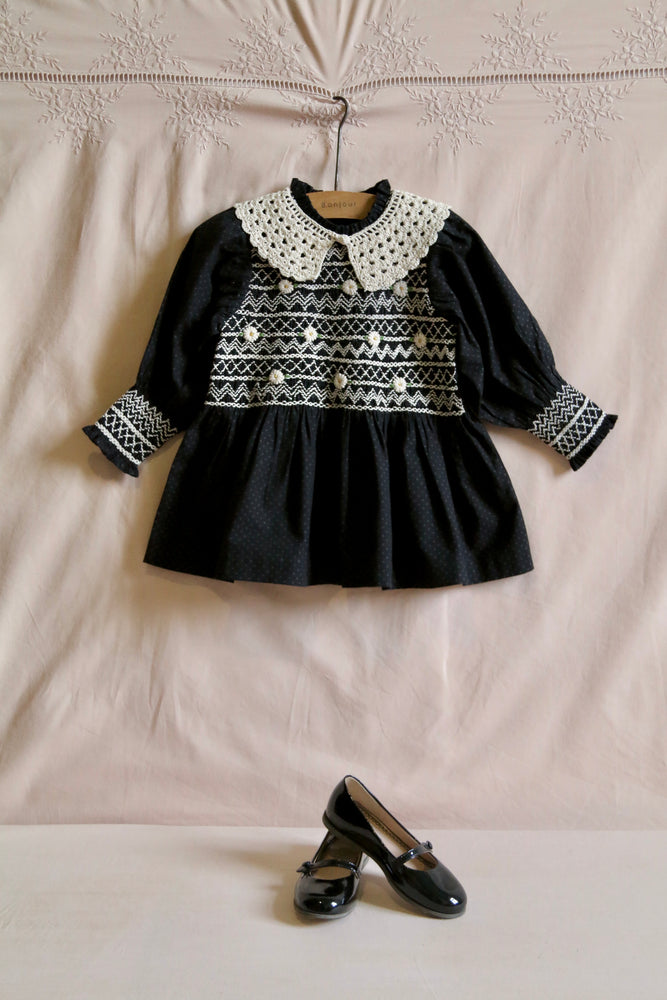 Handsmock blouse with crochet collar black dot print