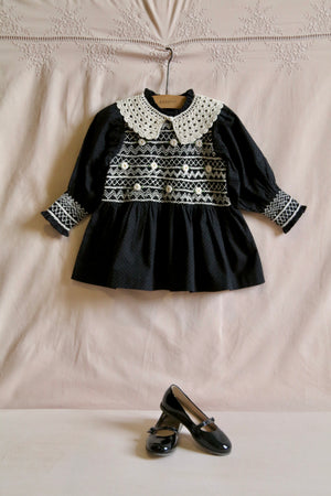 Handsmock blouse with crochet collar black dot print