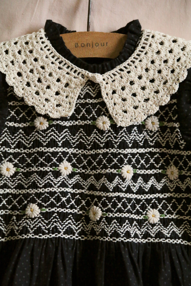 Handsmock blouse with crochet collar black dot print