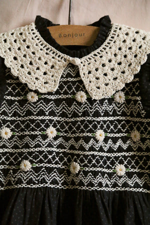 Handsmock blouse with crochet collar black dot print