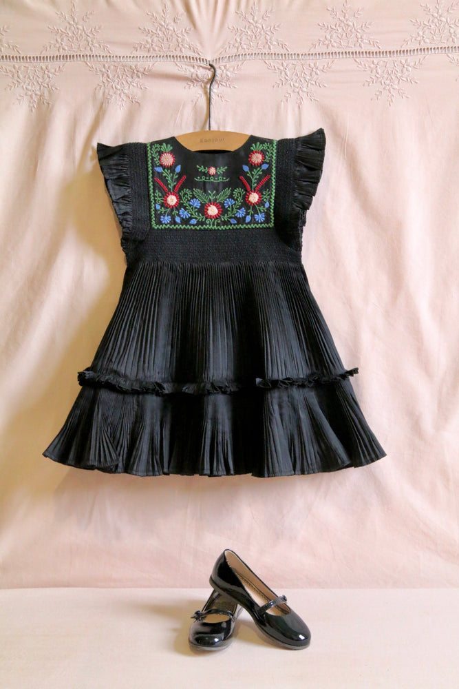 Dress pleated black taffetas