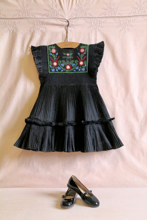 Dress pleated black taffetas