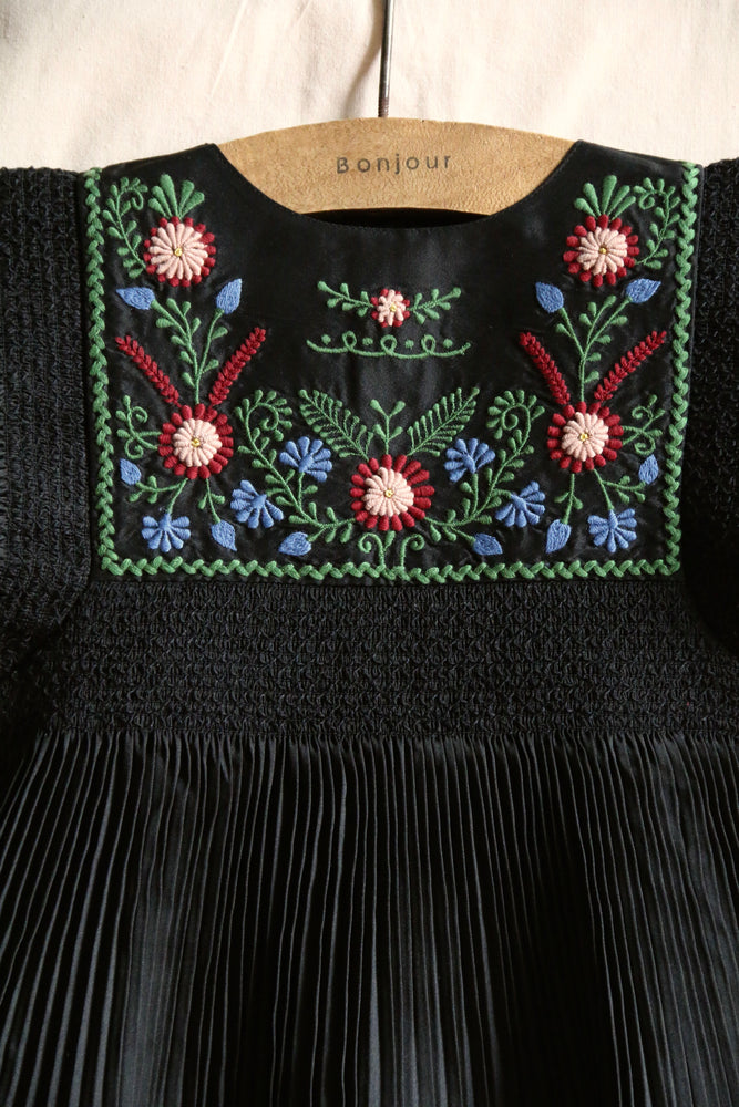 Dress pleated black taffetas
