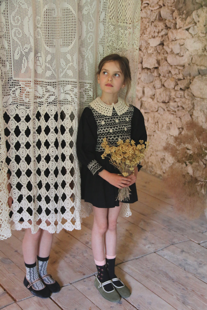 Handsmock blouse with crochet collar black dot print