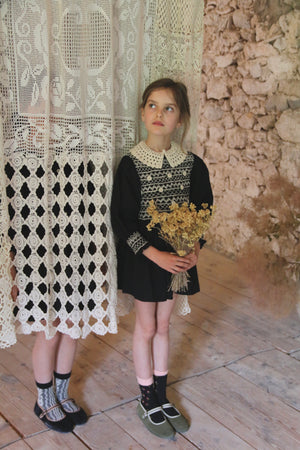 Handsmock blouse with crochet collar black dot print