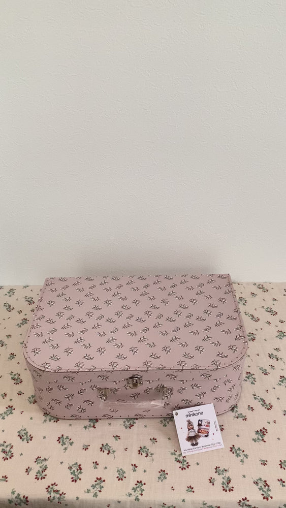 
            
                ギャラリービューアでの動画の読み込みと再生、My Suitcase of Yesteryear “Bohemian Chic” Girl。
            
        