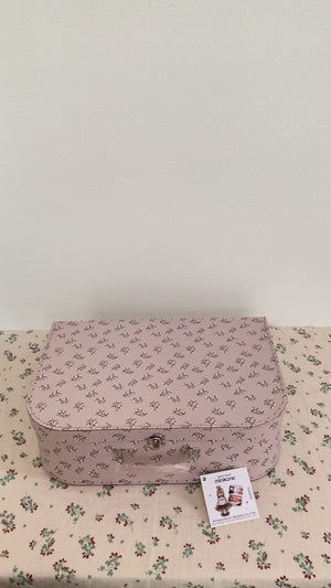 
            
                ギャラリービューアでの動画の読み込みと再生、My Suitcase of Yesteryear “Bohemian Chic” Girl。
            
        